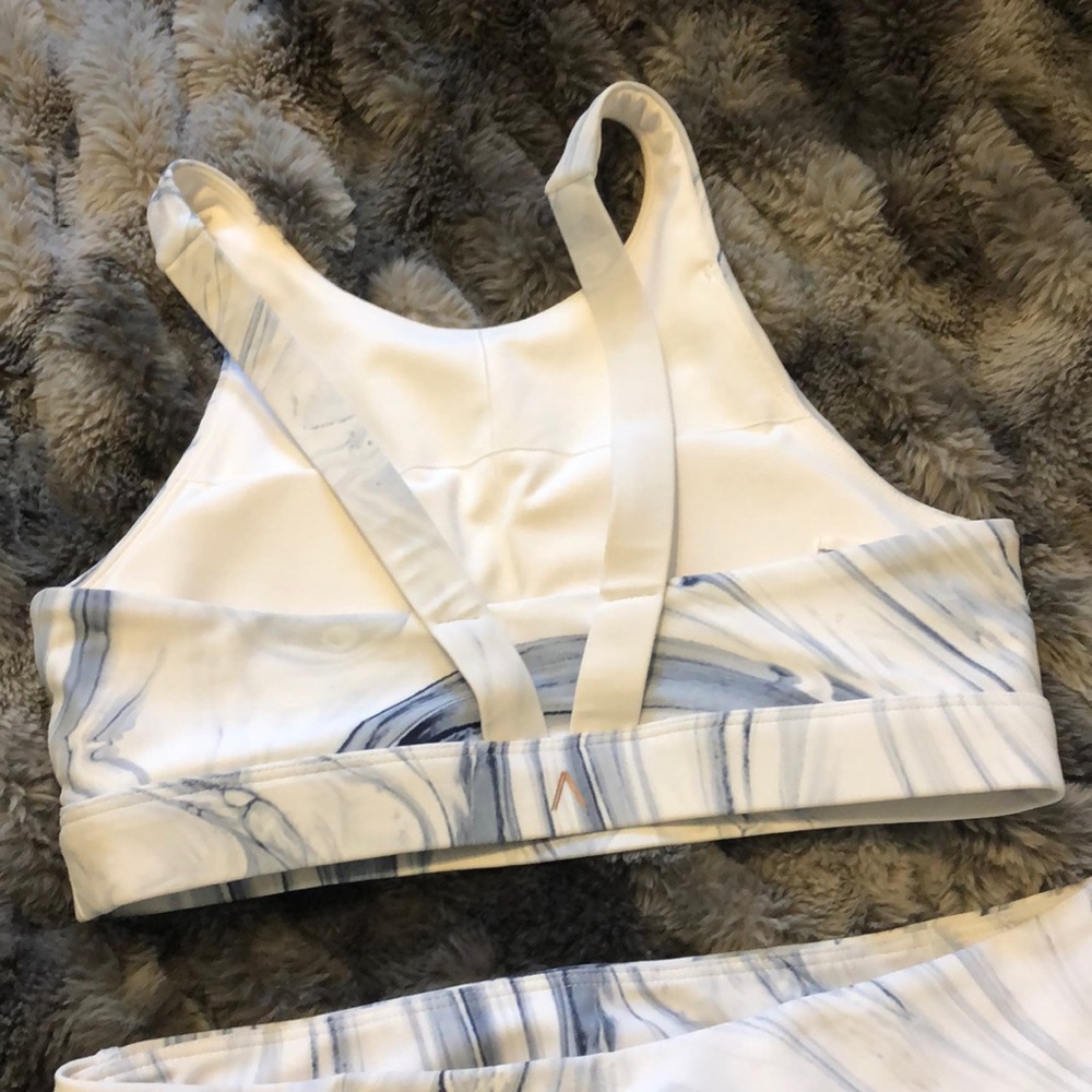 Yogi marble white set chic top and bottom - Picture 3 of 3